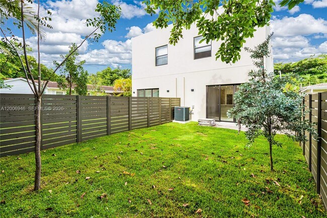 Building Photo - 2887 SW 33rd Ave