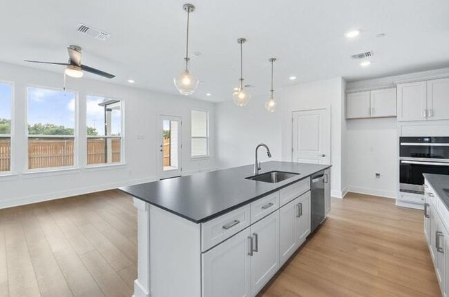 Building Photo - 1955 Settlers Glen Dr