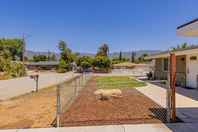 Building Photo - Oak View Abode