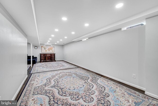 Building Photo - 10904 Gainsborough Rd