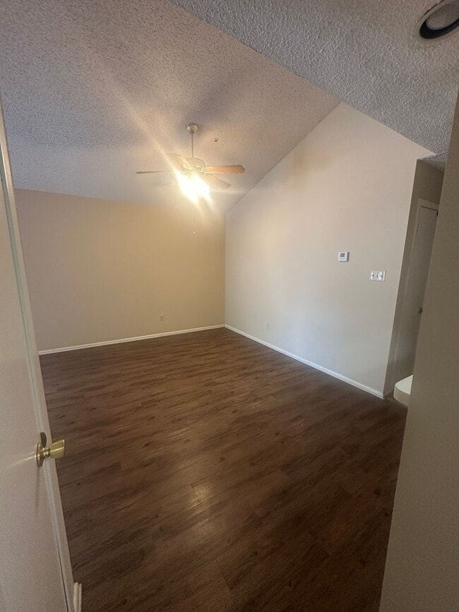 Building Photo - Easy Access to IH-10, medical center & USAA