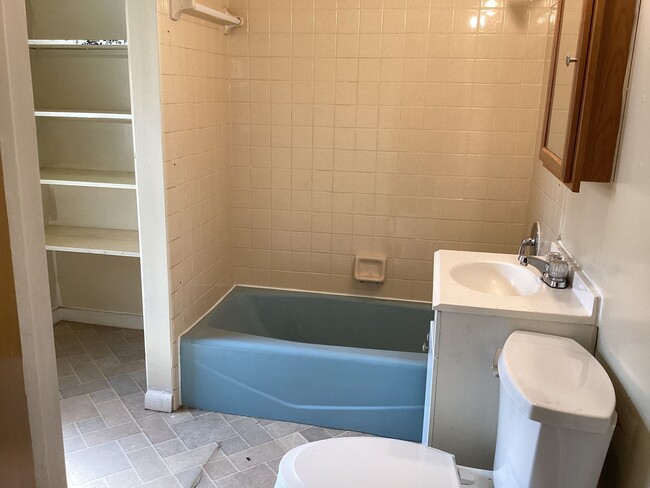 Building Photo - 3 Bedroom Single Family Home with Off stre...