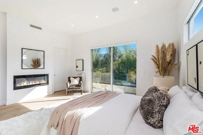 Building Photo - 8932 Dorrington Ave