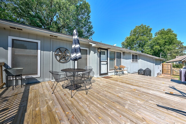 Building Photo - 312 S Dogwood St