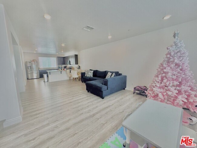 Building Photo - 14412 Kiwi Ln
