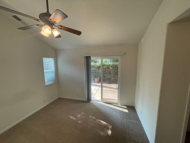 Building Photo - Large 3 Bed 2 Bath Home With Fenced Backyard and Private Garage!