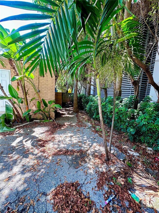 Building Photo - 9065 Harding Ave