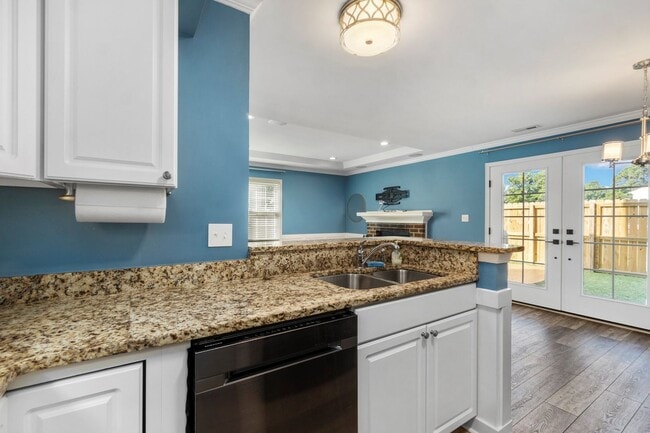 Building Photo - Yorktown Living