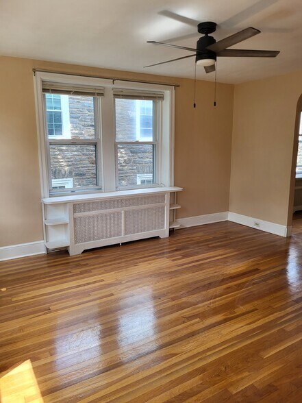 7009 D -LR/ Apt entry - 7009 McCallum St