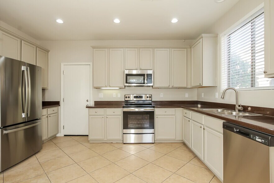 Building Photo - 912 E Brooke Pl