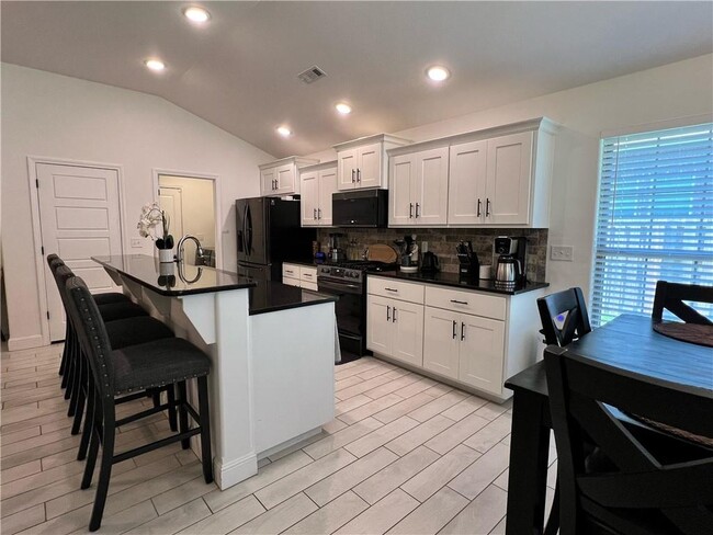 Building Photo - 396 Hall Ave