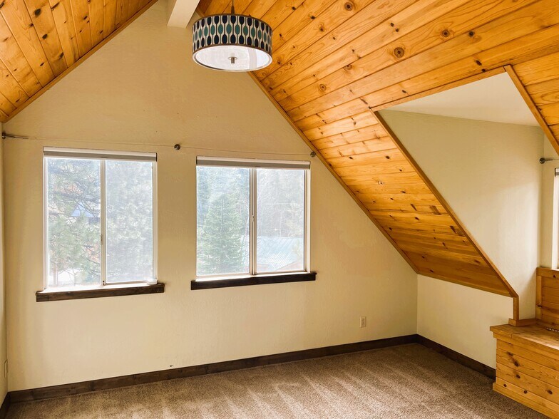 Building Photo - 11881 Pine Forest Rd