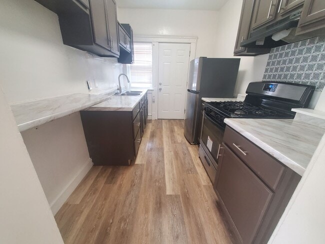 Building Photo - 2bd Unit in 4-plex near Case Western Cash Pay *STREET PARKING*