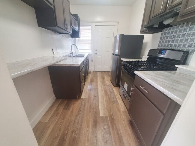 Building Photo - 2bd Unit in 4-plex near Case Western!