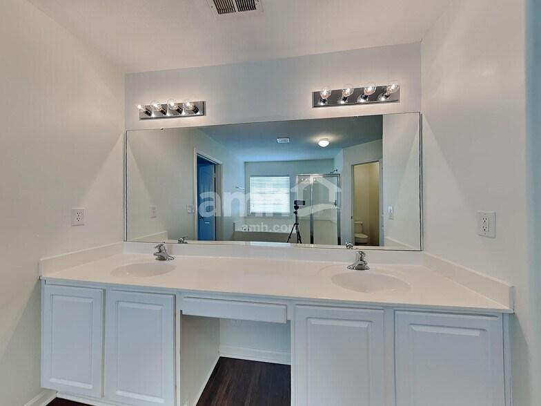 Building Photo - 16 Slow Creek Dr