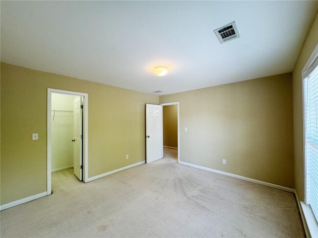 Building Photo - 2442 Fairlie Dr