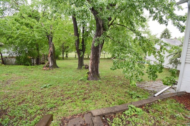 Building Photo - Tucked away, conveniently located, home for rent!
