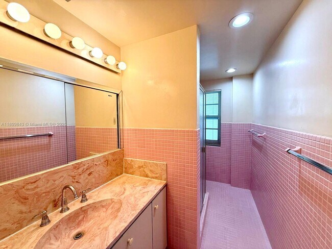 Building Photo - 9200 W Bay Harbor Dr