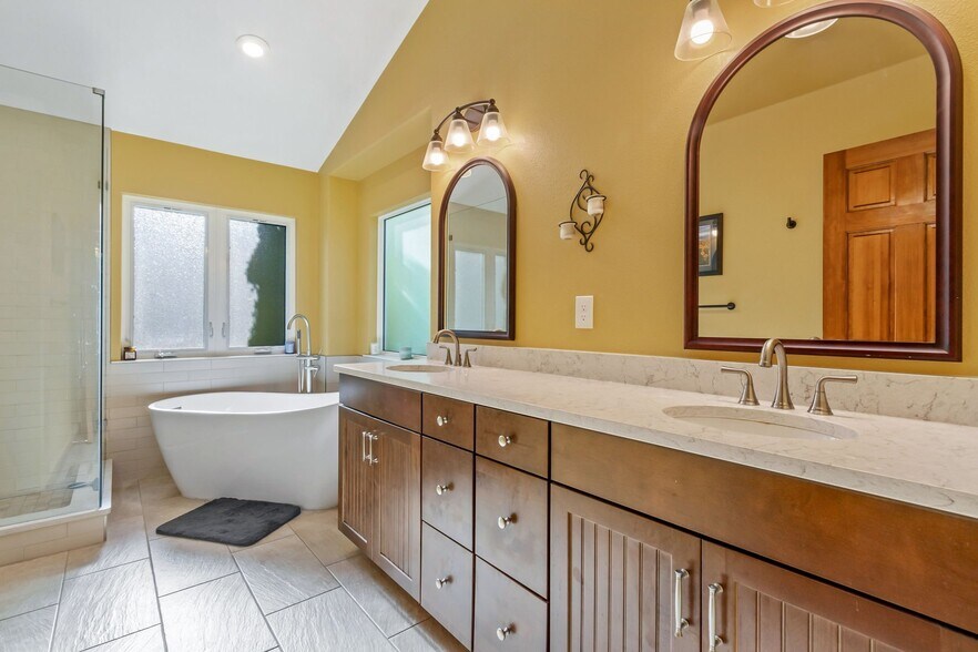 Building Photo - 3761 Bromley Dr