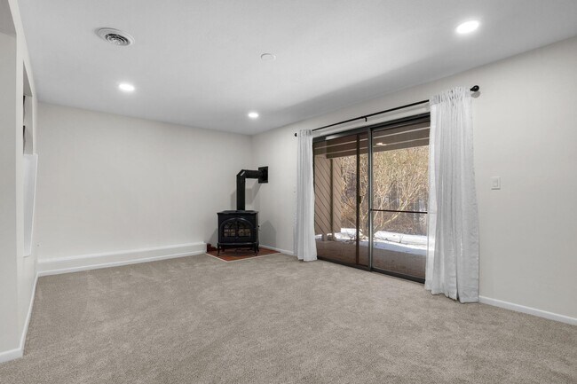 Building Photo - 2 Rockingham Ct