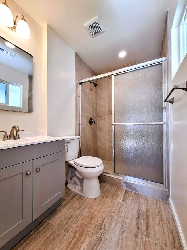 Building Photo - Beautifully Remodeled 3bd Single Story House With Bonus Room & Storage Space!