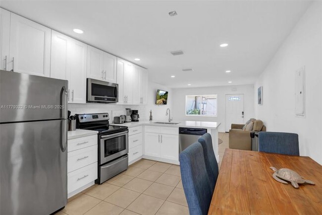Building Photo - 2 bedroom in Dania Beach FL 33004