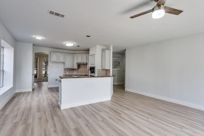 Building Photo - 2320 Cimmaron Dr
