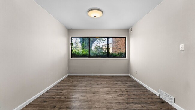 Building Photo - 1225 S Maple Rd