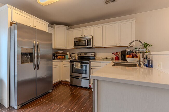 Building Photo - 2305 S Greenwood Dr