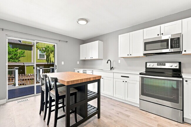 Building Photo - $2,470.95, 2 Bed, 2.5 bath Townhome in Centennial with in unit Laundry!