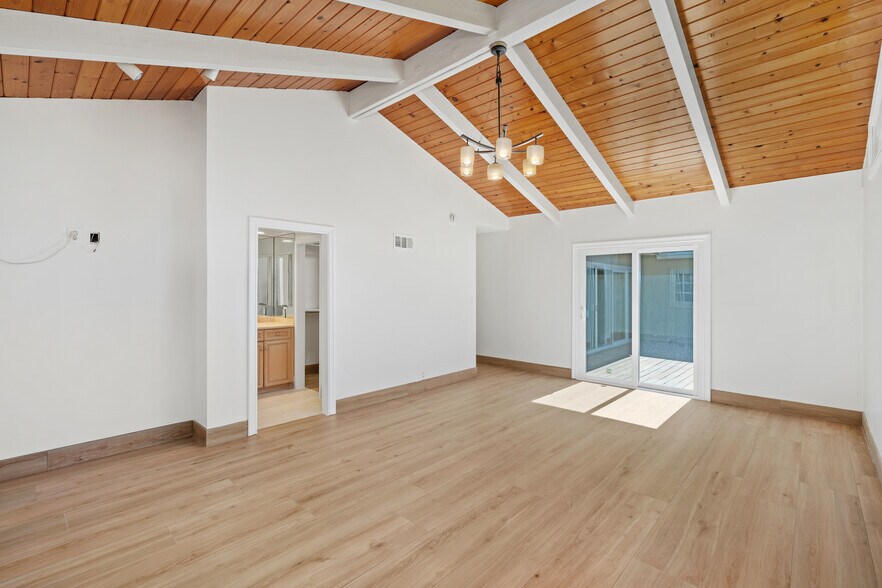 Building Photo - 8757 Encino Ave