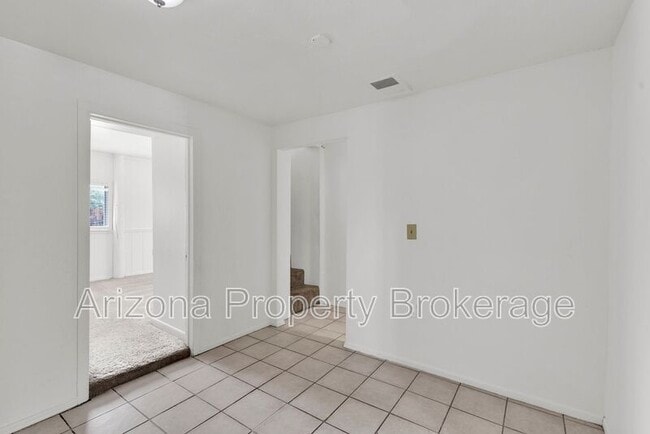 Building Photo - 119 W 9th Pl