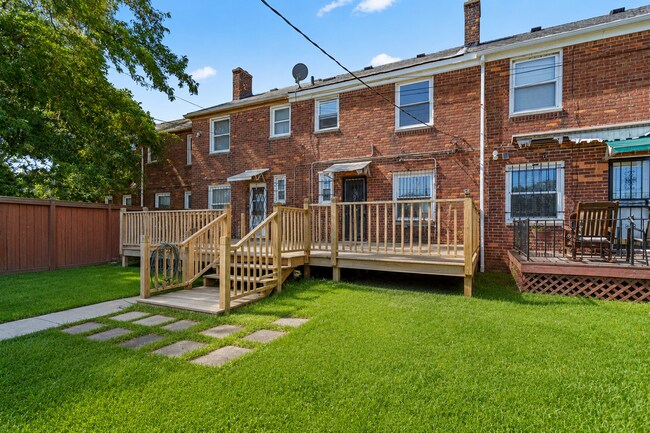 Building Photo - Beautiful updated townhome