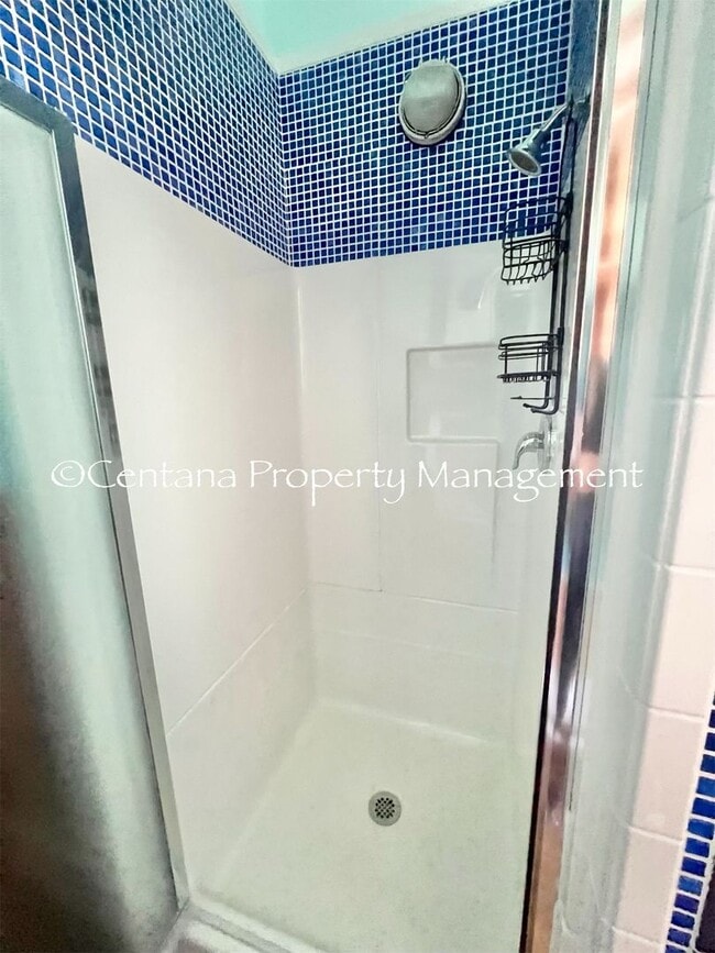 Building Photo - Historic home centrally located and beauti...