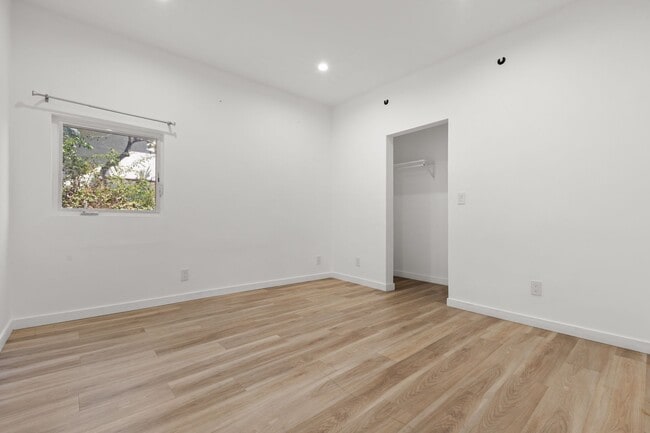 Building Photo - 3 Bedroom, 2 Bathroom apartment in a prime...