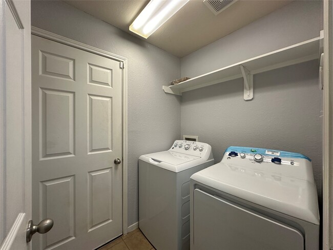 Building Photo - 8023 Clover Leaf Dr