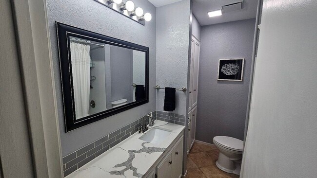 Building Photo - Fully furnished 4-bed, 2.5-bath