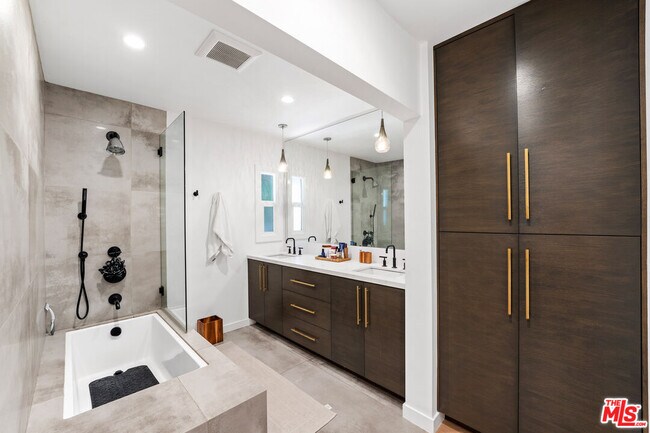 Building Photo - 502 N Sweetzer Ave