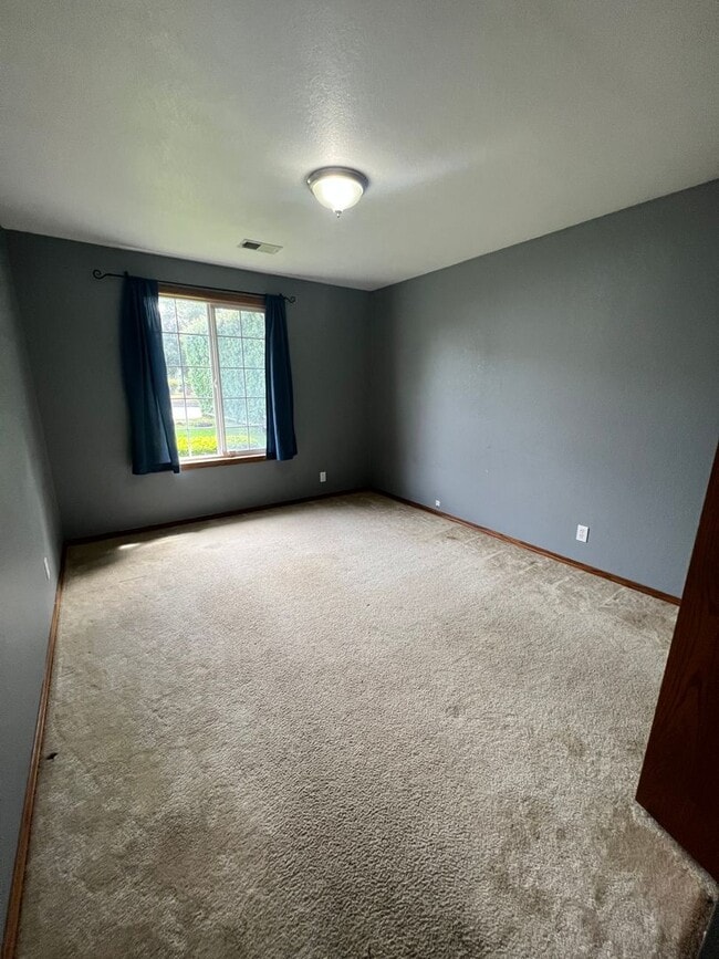 Building Photo - 3 bedroom, 2 bath single level home in Mckinleyville with Double Car Garage!