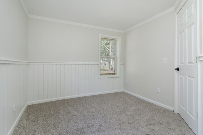 Building Photo - Renovated 2 Bedroom Home!