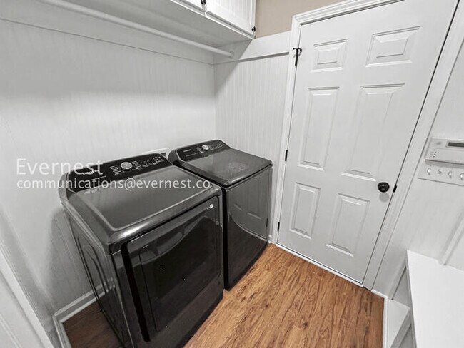 Building Photo - 3-Beds 3.5 Baths Spacious Home with Fenced Yard and Garage Parking