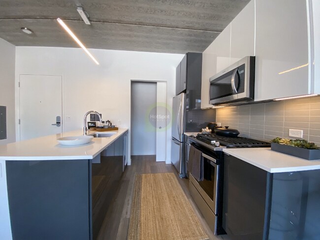 Building Photo - 816 W Sheridan Rd