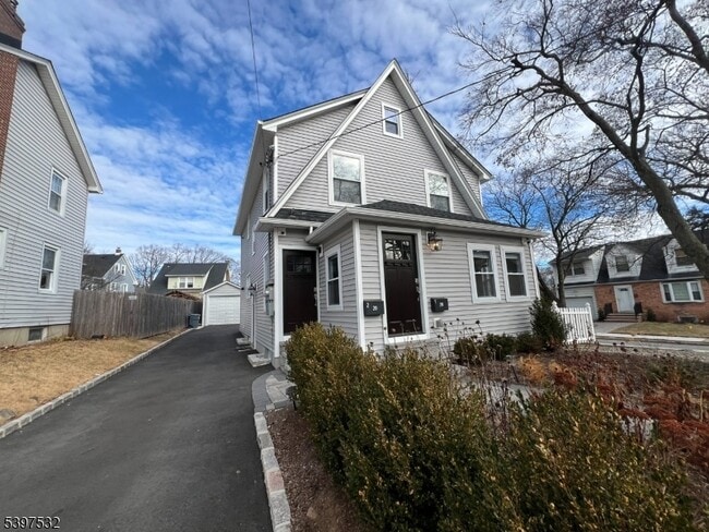 Building Photo - 20 Van Dyke Pl