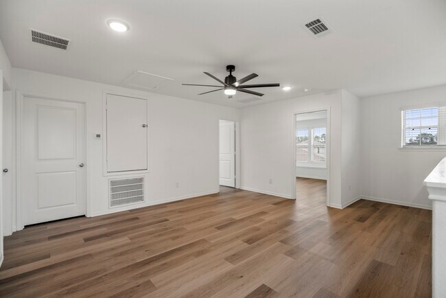 Building Photo - 10477 Pineland Dr