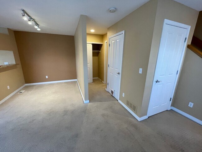 Building Photo - Lovely 2BD/1.5 BA Broomfield Townhome - Av...