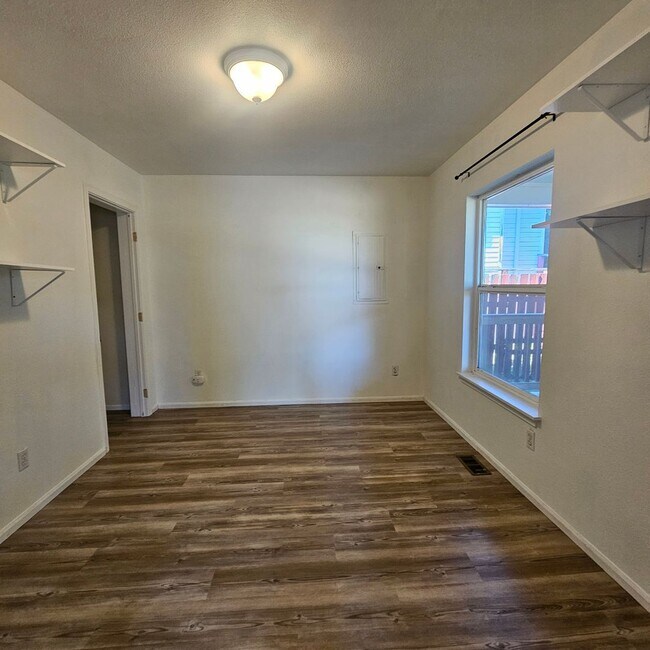 Building Photo - Comfortable 3-Bedroom, 2-Bath Lower Unit with Fully Fenced Yard in West Bremerton
