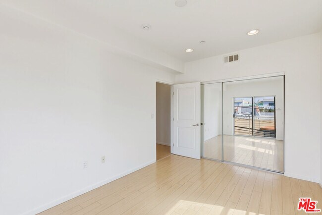 Building Photo - 3637 Dunn Dr