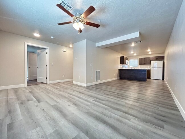 Building Photo - Price reduced!! Fresh and Clean!! 3 bed 2 bath!!