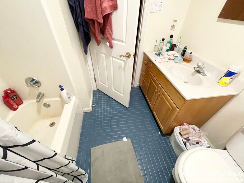 Building Photo - 62 Hillside St