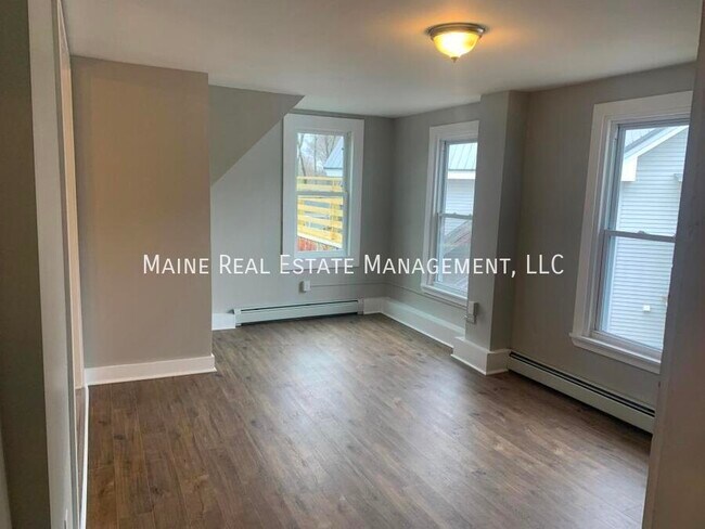 Building Photo - 372 Hammond St